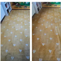 Żółty dywan w białe serduszka, podzielony na dwie części: lewa strona przed czyszczeniem, prawa po czyszczeniu. Widoczna różnica w czystości i odświeżeniu kolorów.