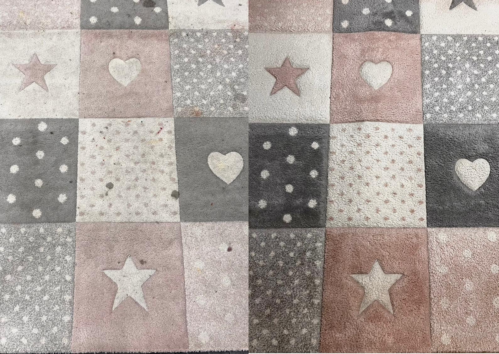 Wielobarwny dywan w patchworkowy wzór z motywami gwiazd, serc i kropek, wykonany z miękkiego materiału. Widoczne plamy sugerują potrzebę czyszczenia.