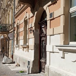 Parapety na odnowionej elewacji zabytkowej .