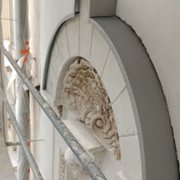 Sylwester Krawczyk - Okucie po łuku na zabytkowej kamienicy.