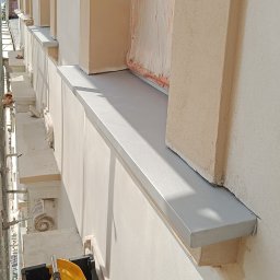 Sylwester Krawczyk - Parapet na zabytkowej kamienicy.