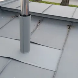 Wstawienie i uszczelnienie rury przez połać dachu na rąbek tradycyjny.