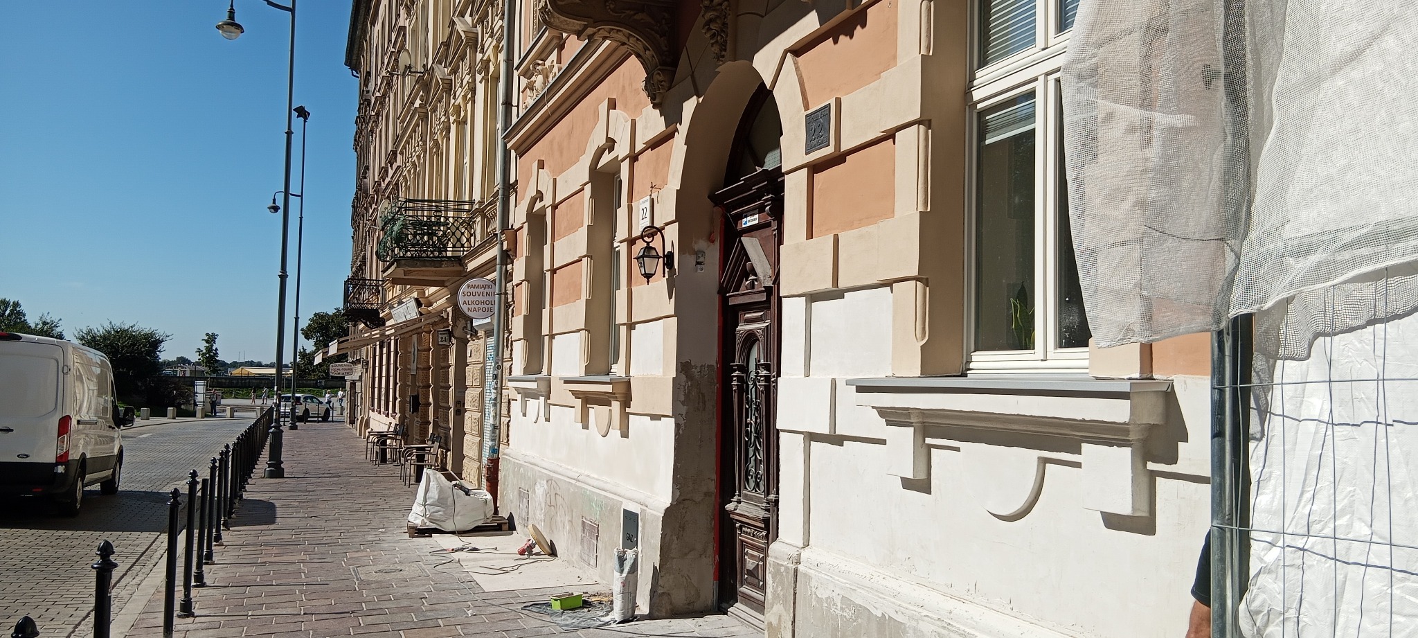 Parapety na odnowionej elewacji zabytkowej .