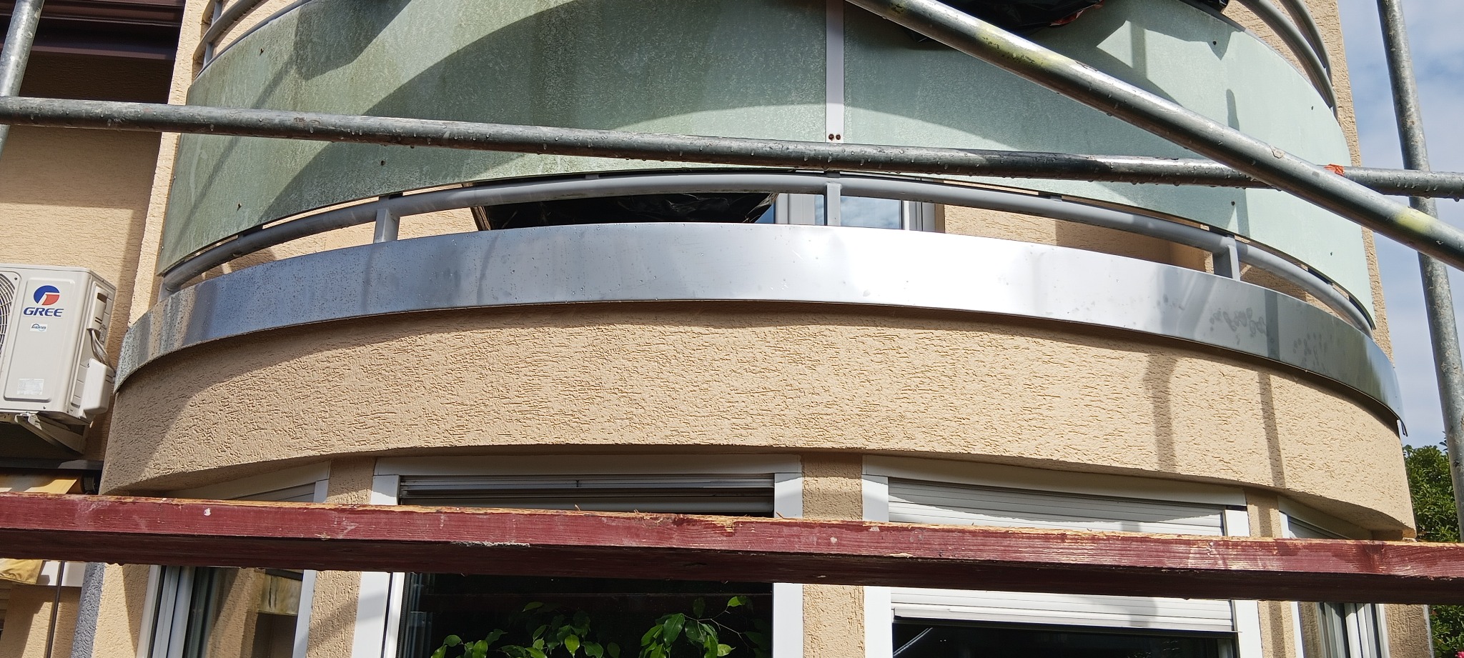 Okucie blachą po łuku z blachy nierdzewnej kwasoodpornej balkonu z jednego kawałka (480cm).