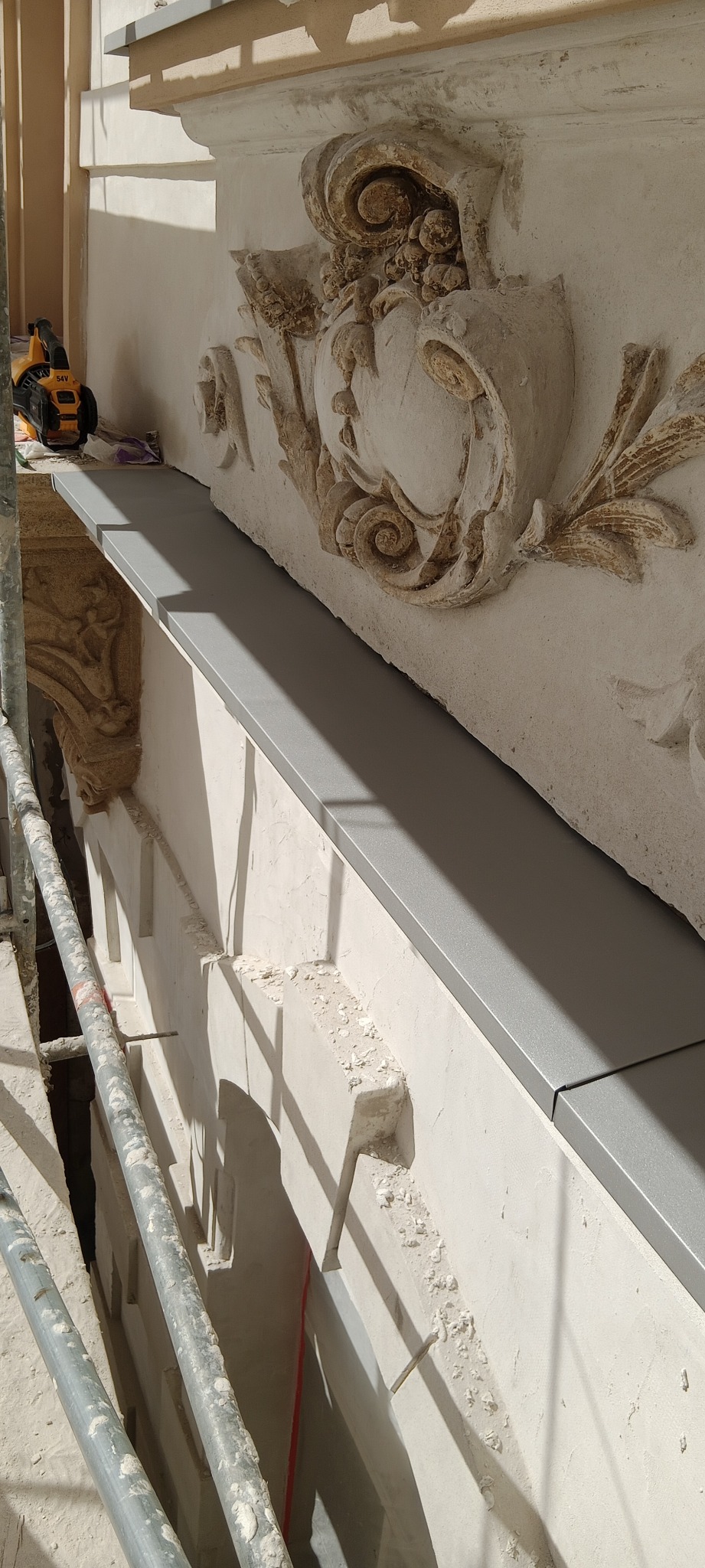 Gzyms kamienicy zabytkowej na enkolicie.