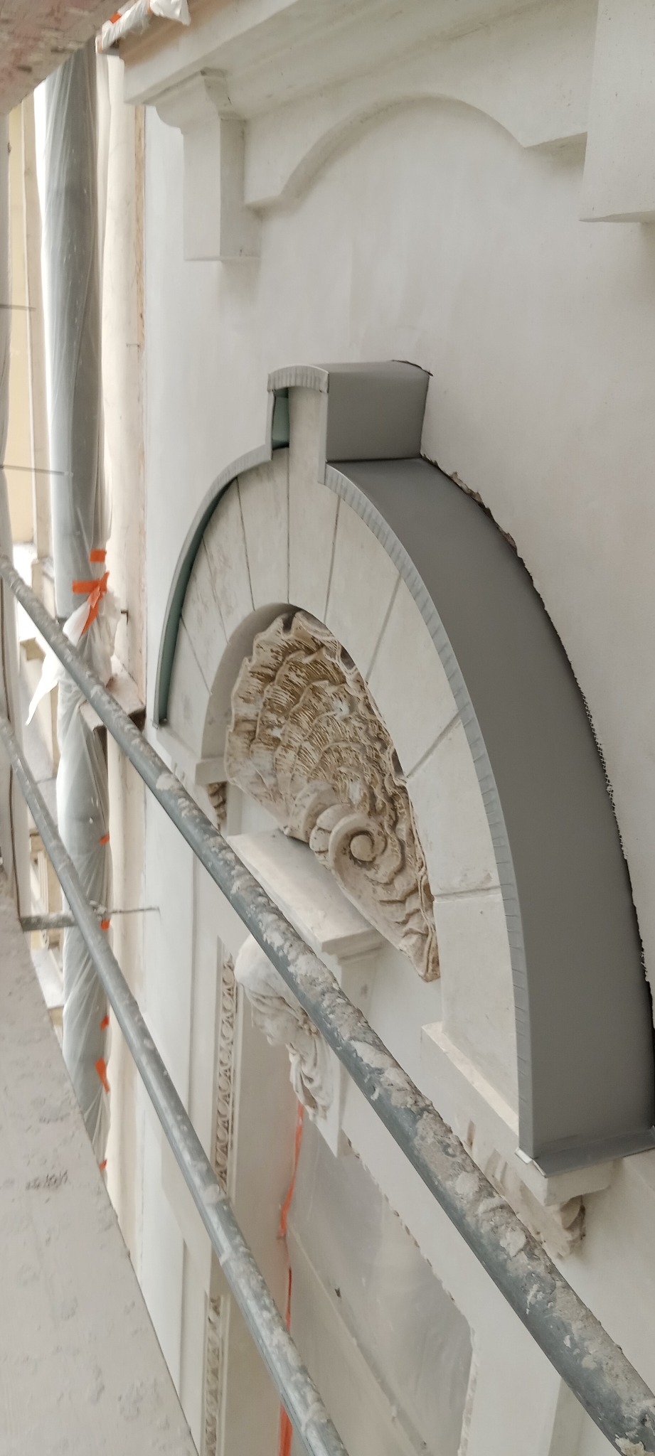 Okucie po łuku na zabytkowej kamienicy.