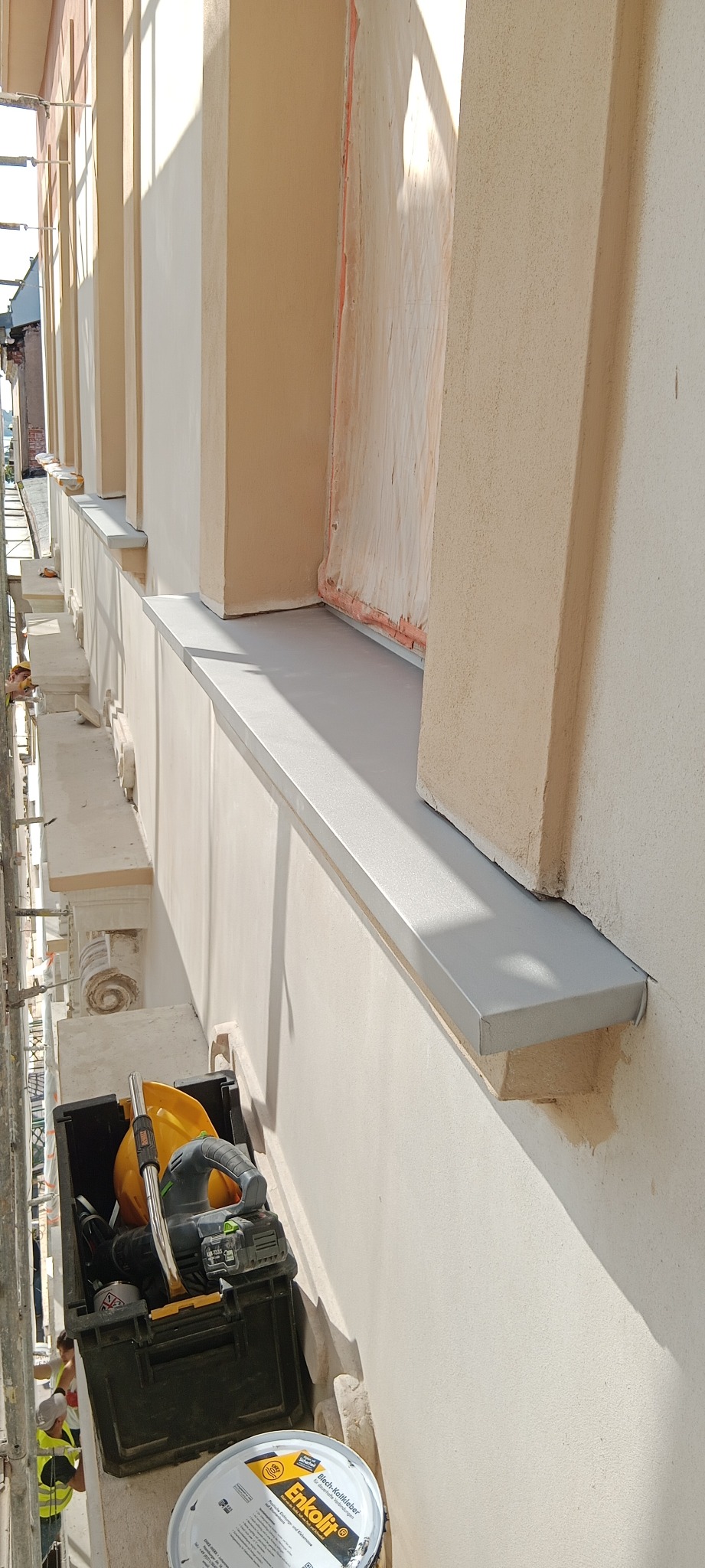 Parapet na zabytkowej kamienicy.