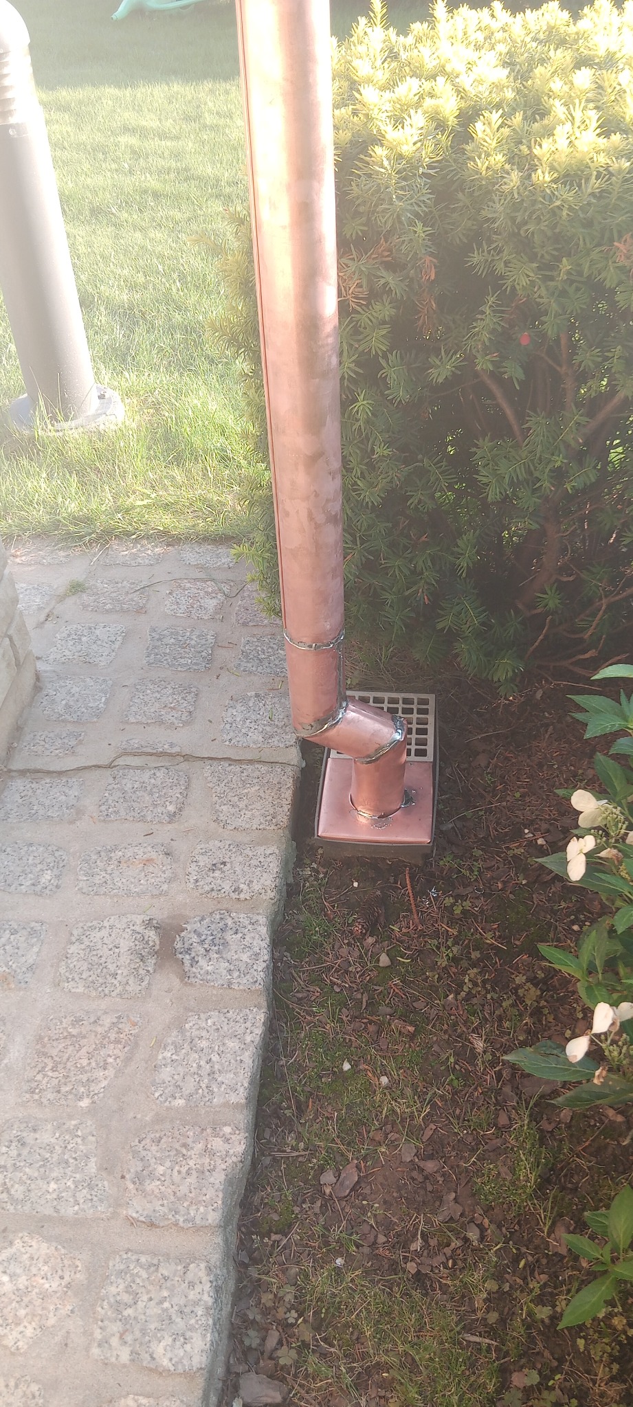 Rura spustowa 60 mm z miedzi wraz z odsadzką robioną na miejscu (walcowanie z lutowaniem).