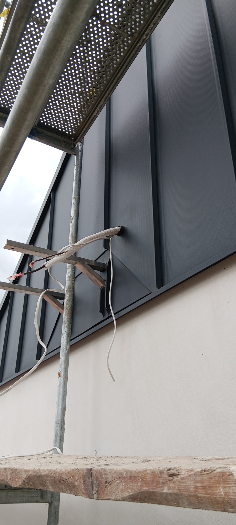 Elewacja blacha na klik wraz z okuciem stóp pod klimatyzację. I przejściem instalacji przez fasadę.