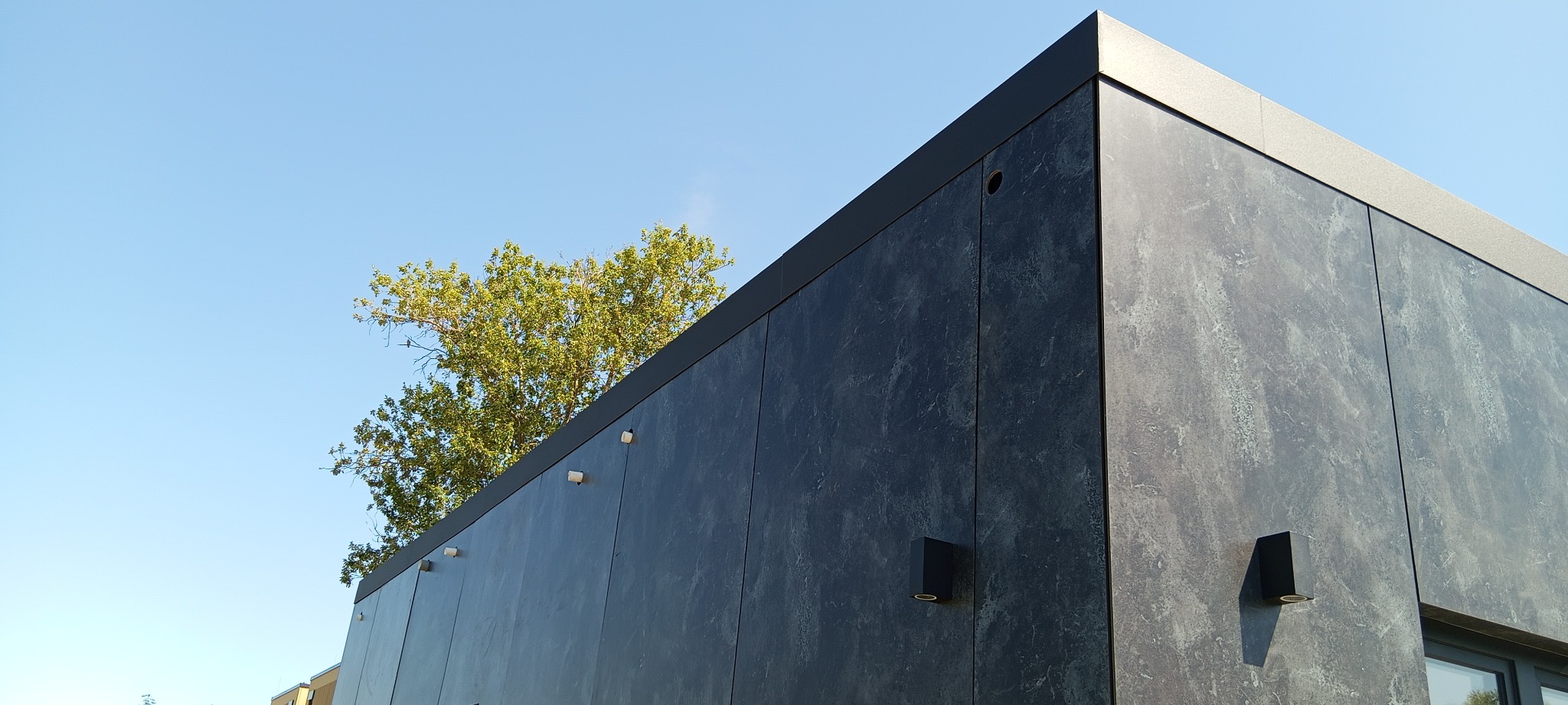 Obróbka attyki kontenera sprzedaży .