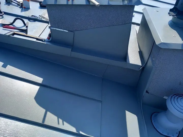 Rąbek tradycyjny, obróbka na odnawianym osiedlu.