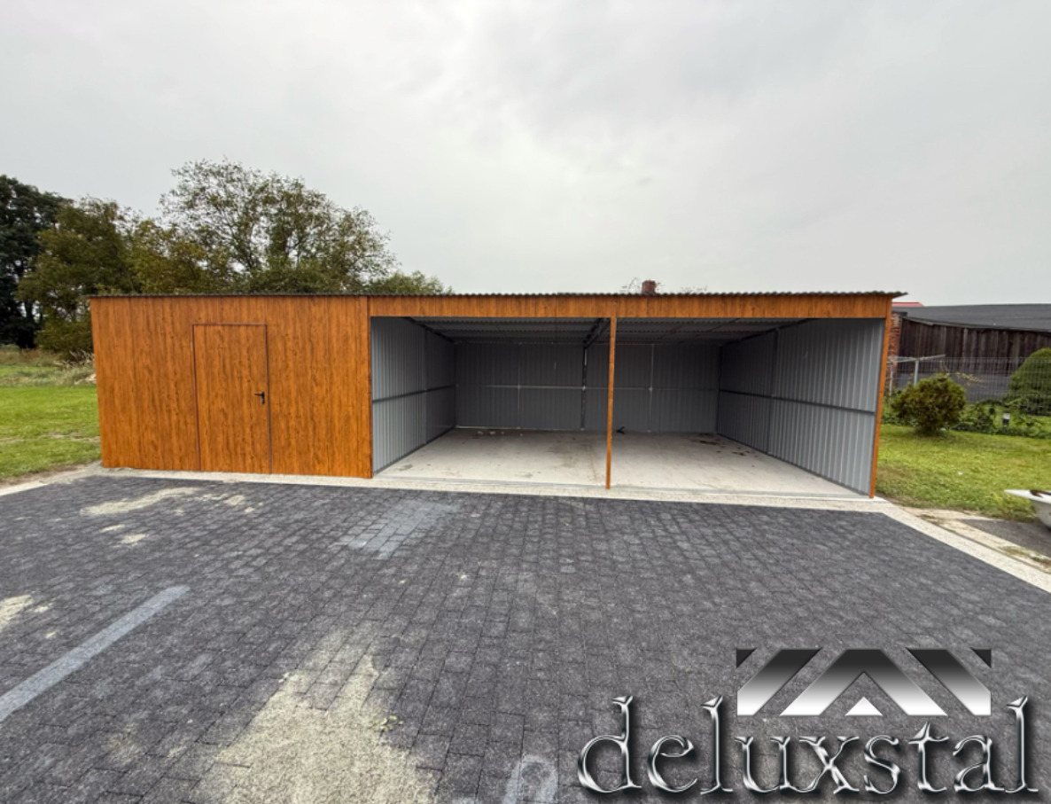 Otwarty garaż blaszany z drewnopodobną wiatą i drzwiami, widoczny z zewnątrz na tle szarej kostki brukowej i zieleni. Logo firmy w prawym dolnym rogu.