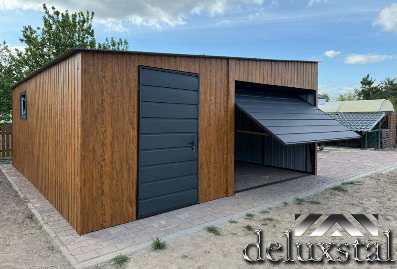 Blaszany garaż z drzwiami uchylnymi i bocznymi, wykończony drewnopodobną okładziną, na kostce brukowej. Z widocznym oknem i logo producenta.