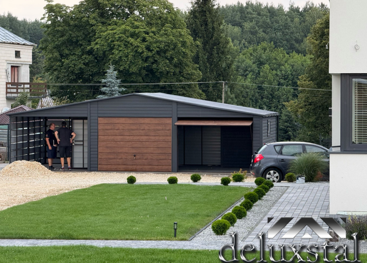 Nowoczesny garaż blaszany z drewnopodobną bramą segmentową w Szczyrzycu. Konstrukcja z wiatą, obok zaparkowany samochód. Estetyczne otoczenie.