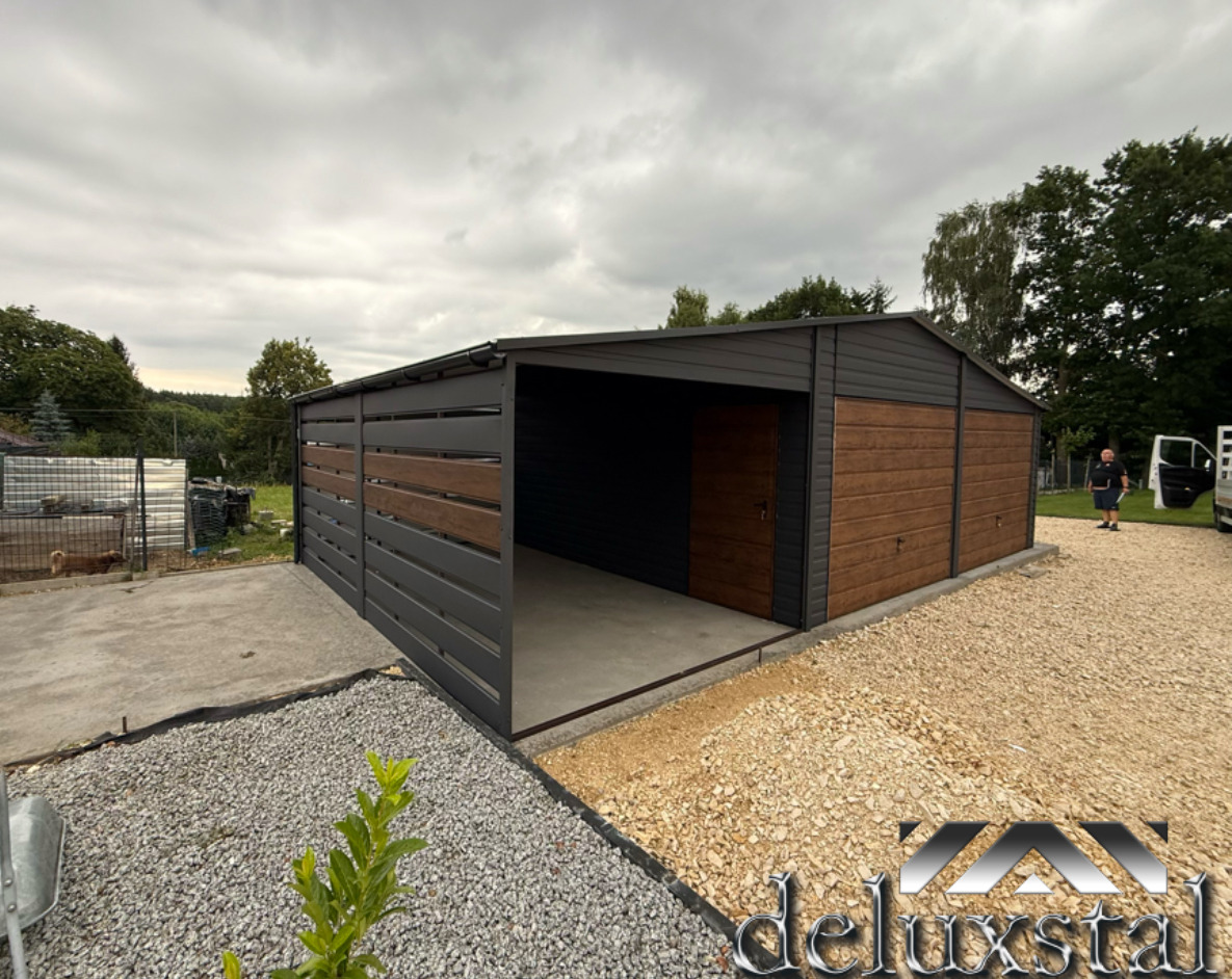 Nowoczesna konstrukcja garażowa z elementami drewna i grafitu, z otwartą przestrzenią na samochód i zamykanym pomieszczeniem gospodarczym. Widok z zewnątrz.