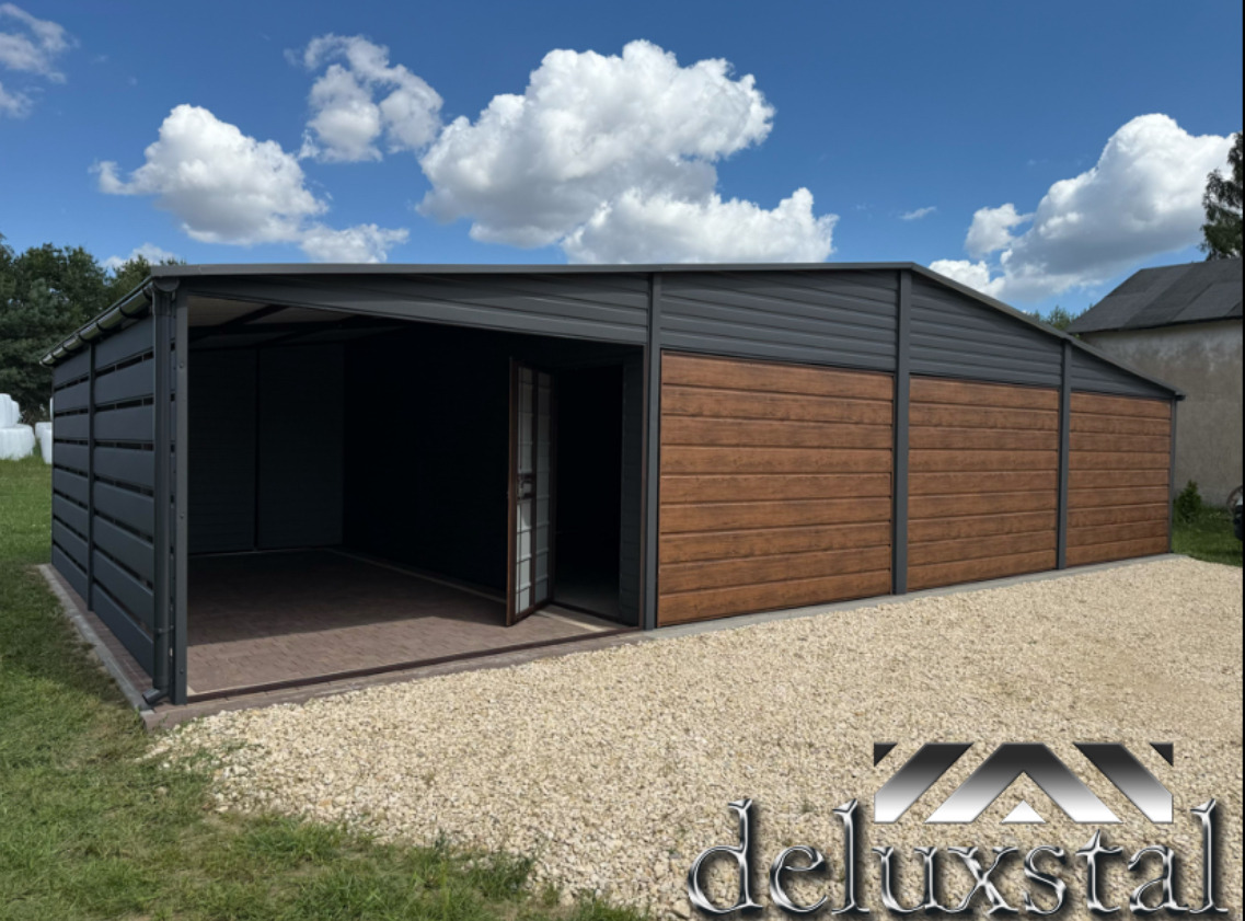 Nowoczesny garaż blaszany z brązowymi panelami imitującymi drewno i otwartymi drzwiami, na żwirowym podłożu, pod błękitnym niebem.