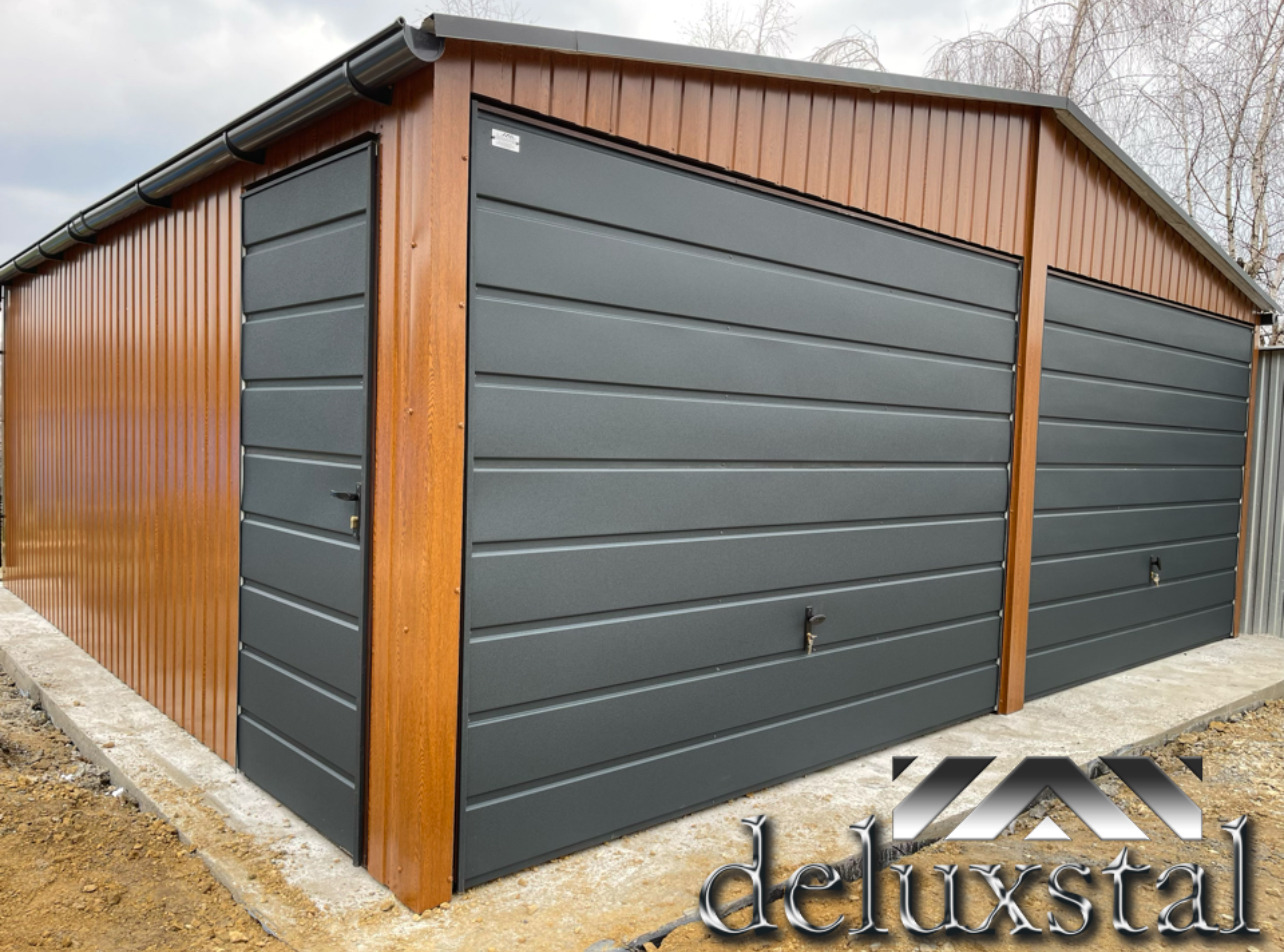 Metalowy garaż z dwoma bramami segmentowymi w kolorze grafitowym i drewnopodobną blachą na ścianach, z widocznym logo firmy na dole zdjęcia.