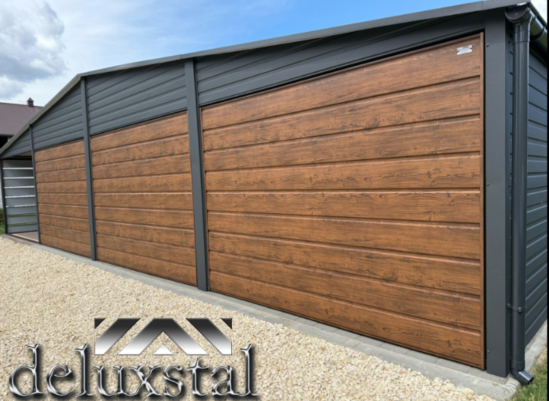 Nowoczesny garaż blaszany z panelami imitującymi drewno, szara konstrukcja, widok z zewnątrz na tle żwirowego podłoża i fragmentu ogrodu.