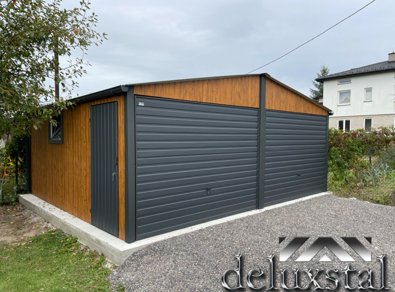 Dwustanowiskowy garaż blaszany z drewnopodobną elewacją i bramami w kolorze grafitowym, umieszczony na betonowej wylewce, z widocznym logo firmy na pierwszym planie.