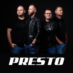 PRESTO - zespół na wesele - Czterech mężczyzn w dżinsach i skórzanych kurtkach pozuje na czarnym tle. Na dole widoczny napis PRESTO, nazwa zespołu.