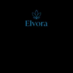 Minimalistyczne logo 'Elvora' w odcieniach błękitu na czarnym tle. Prosty, elegancki font i symbol roślinny nad nazwą firmy tworzą nowoczesny, subtelny znak graficzny.