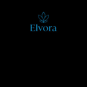 Minimalistyczne logo 'Elvora' w odcieniach błękitu na czarnym tle. Prosty, elegancki font i symbol roślinny nad nazwą firmy tworzą nowoczesny, subtelny znak graficzny.