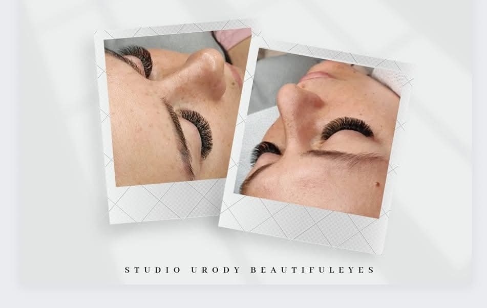 Dwa ujęcia zbliżeniowe twarzy kobiety po zabiegu przedłużania rzęs, prezentowane w stylu polaroid na jasnym tle. Widoczne gęste, ciemne rzęsy i delikatny makijaż brwi.