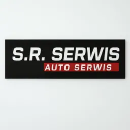 Czarny szyld z białym napisem 'S.R. SERWIS' i czerwonym 'AUTO SERWIS' na białym tle, prezentujący identyfikację wizualną warsztatu.