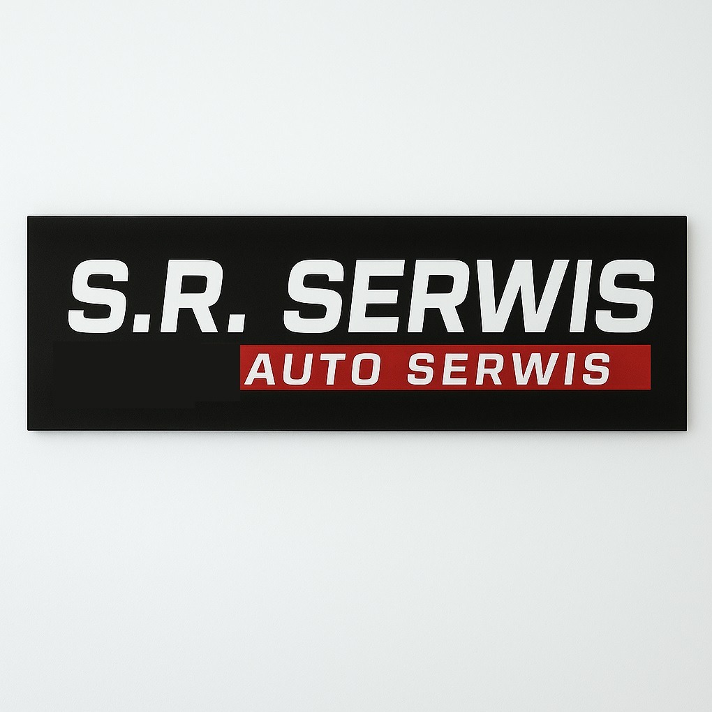 Czarny szyld z białym napisem 'S.R. SERWIS' i czerwonym 'AUTO SERWIS' na białym tle, prezentujący identyfikację wizualną warsztatu.