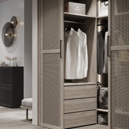 CONCEPT TEAM SPÓŁKA Z OGRANICZONĄ ODPOWIEDZIALNOŚCIĄ - Elegancka szafa z przesuwnymi drzwiami z siatki w Rabowicach. Wnętrze szafy z półkami, szufladami i wieszakami na ubrania. Stonowana kolorystyka, minimalistyczny design.