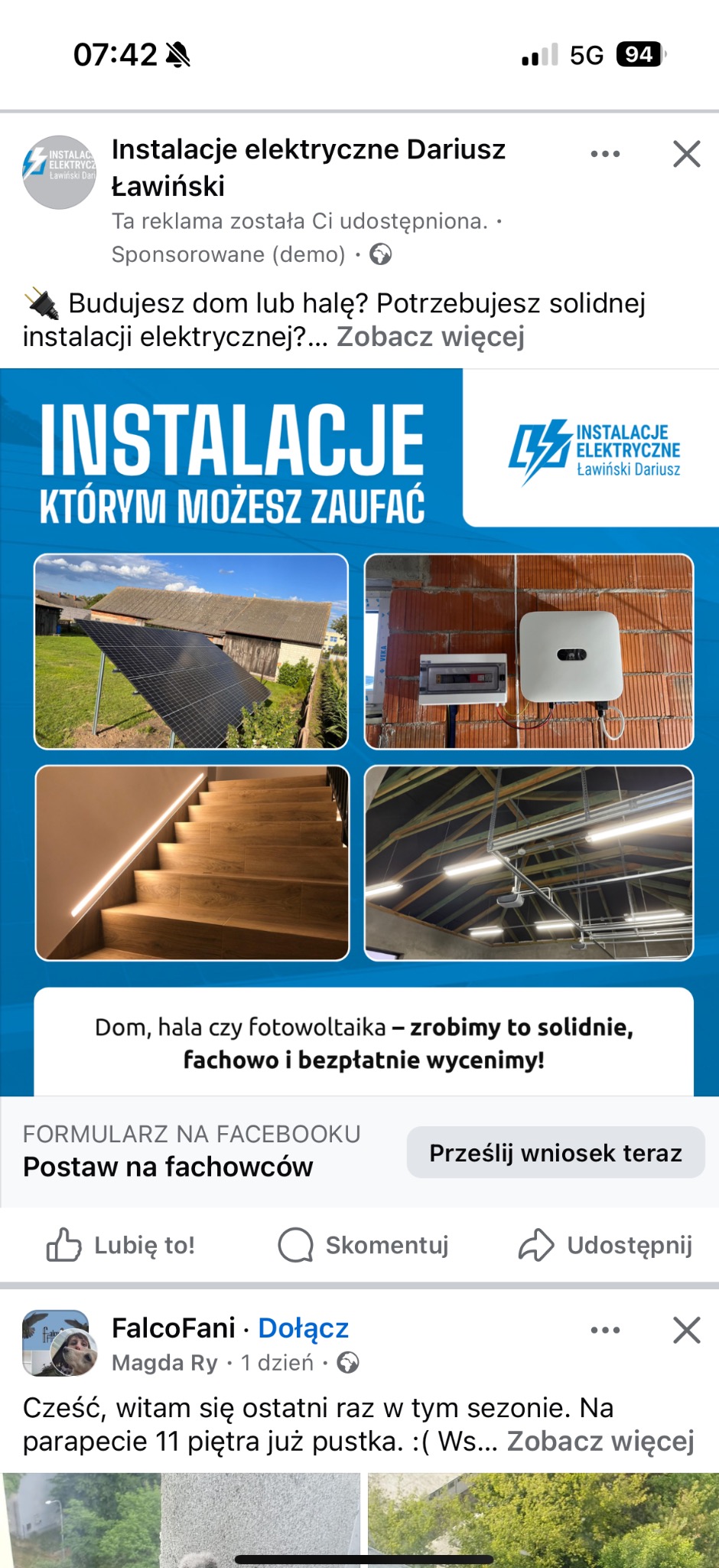 Reklama usług elektrycznych: panele słoneczne, rozdzielnia, oświetlenie LED na schodach i w hali. Napis: Instalacje, którym możesz zaufać. Dom, hala czy fotowoltaika.