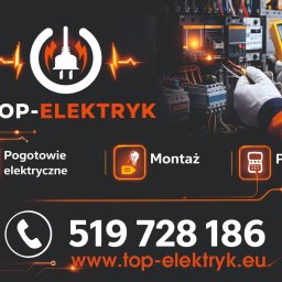 LOGOFORM Dariusz Dubrowski - Elektryk w rękawicach mierzy napięcie w rozdzielnicy elektrycznej za pomocą multimetru. Widoczne przewody i elementy instalacji. Reklama firmy TOP-ELEKTRYK.EU.