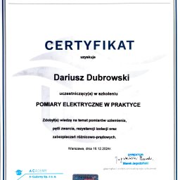 LOGOFORM Dariusz Dubrowski - Certyfikat ukończenia szkolenia z pomiarów elektrycznych w Zielonce dla Dariusza Dubrowskiego. Dokument w ramce, z pieczątką i podpisem dyrektora.