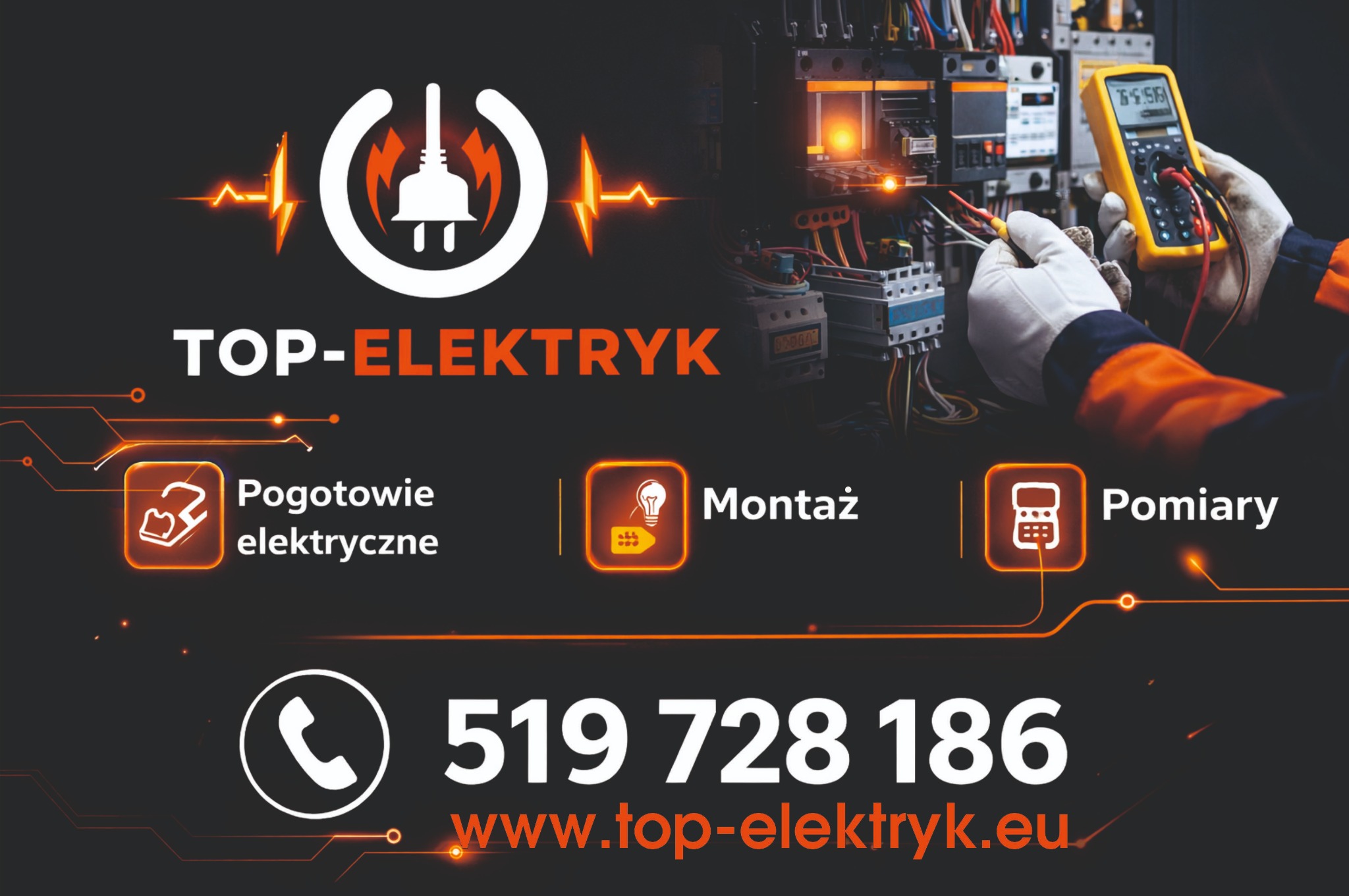 Elektryk w rękawicach mierzy napięcie w rozdzielnicy elektrycznej za pomocą multimetru. Widoczne przewody i elementy instalacji. Reklama firmy TOP-ELEKTRYK.EU.