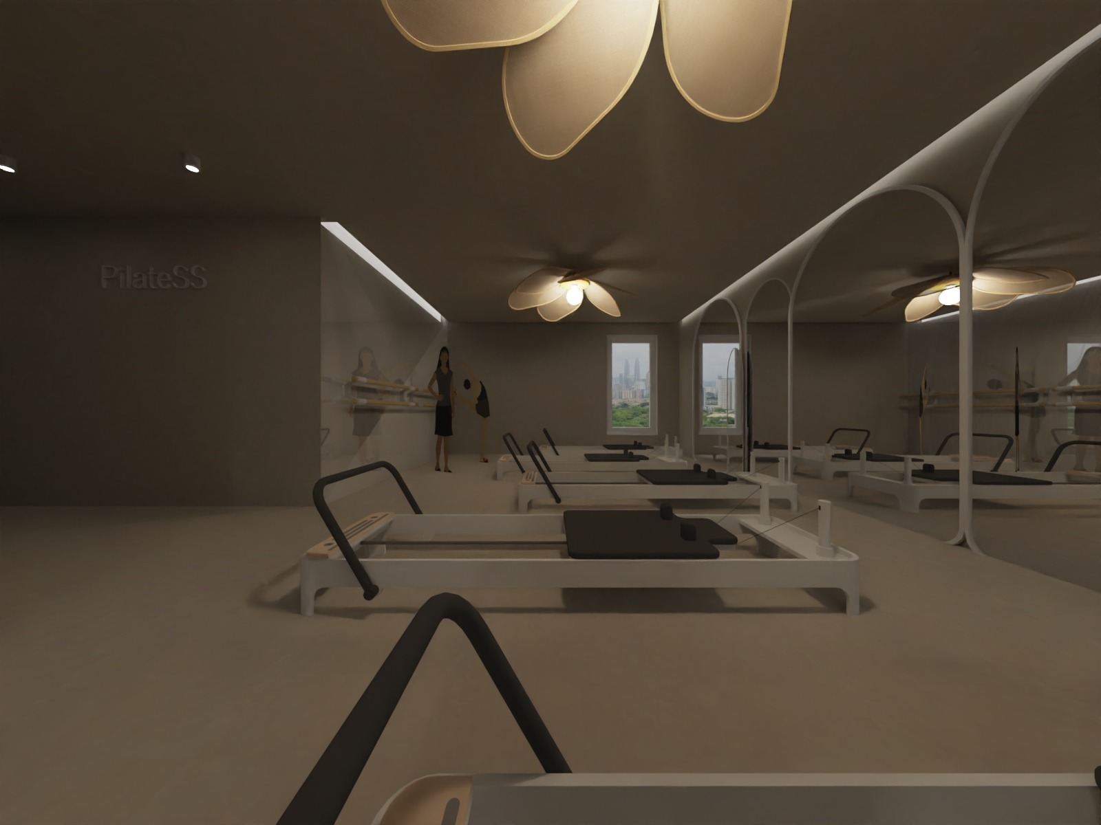 Wnętrze studia Pilates z nowoczesnym sprzętem do ćwiczeń, lustrami w łukowych ramach i dekoracyjnymi lampami sufitowymi w kształcie kwiatów, z widokiem na miasto w tle.