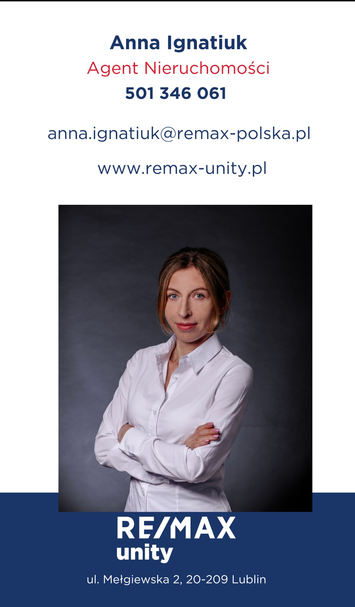 Portret agentki nieruchomości Anny Ignatiuk z RE/MAX Unity na tle szarości. Widoczny kontakt: telefon, email, strona www i adres biura w Lublinie.