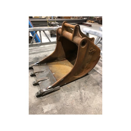 Spawanie łyżki koparki w Węgorzynie. Widoczne nowe zęby łyżki po spawaniu, surowy metal. Obróbka metalu i naprawa maszyn budowlanych.