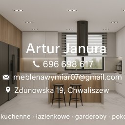 Artur Janura - Nowoczesna kuchnia z wyspą i czarnym okapem. Białe szafki kontrastują z drewnianymi elementami. Minimalistyczny design, jasne wnętrze z oknem i dwoma hokerami.