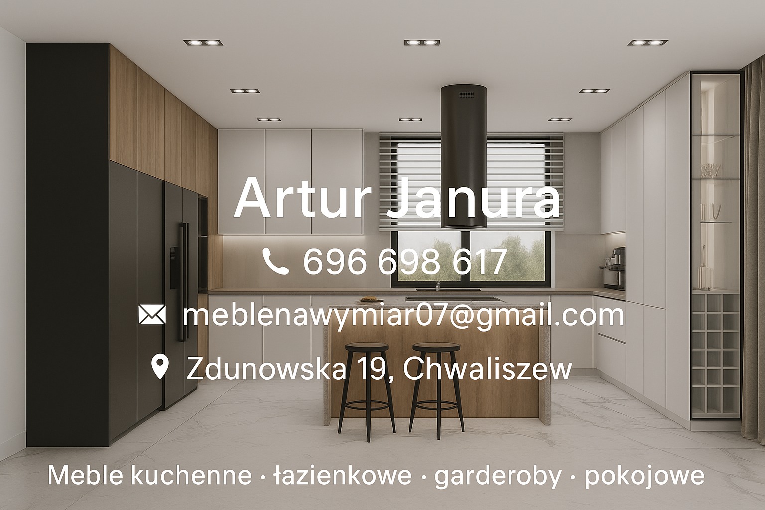 Nowoczesna kuchnia z wyspą i czarnym okapem. Białe szafki kontrastują z drewnianymi elementami. Minimalistyczny design, jasne wnętrze z oknem i dwoma hokerami.