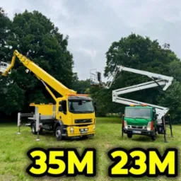 Dwa podnośniki koszowe: żółty Volvo 35m i zielony Nissan 23m na trawiastym terenie. Oba z wysuniętymi ramionami, gotowe do pracy przy drzewach.