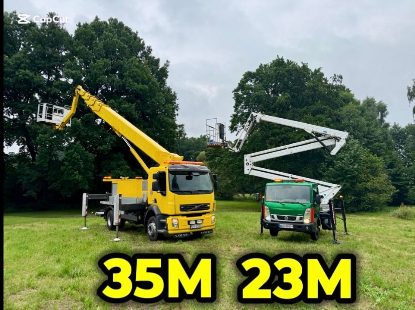 Dwa podnośniki koszowe: żółty Volvo 35m i zielony Nissan 23m na trawiastym terenie. Oba z wysuniętymi ramionami, gotowe do pracy przy drzewach.