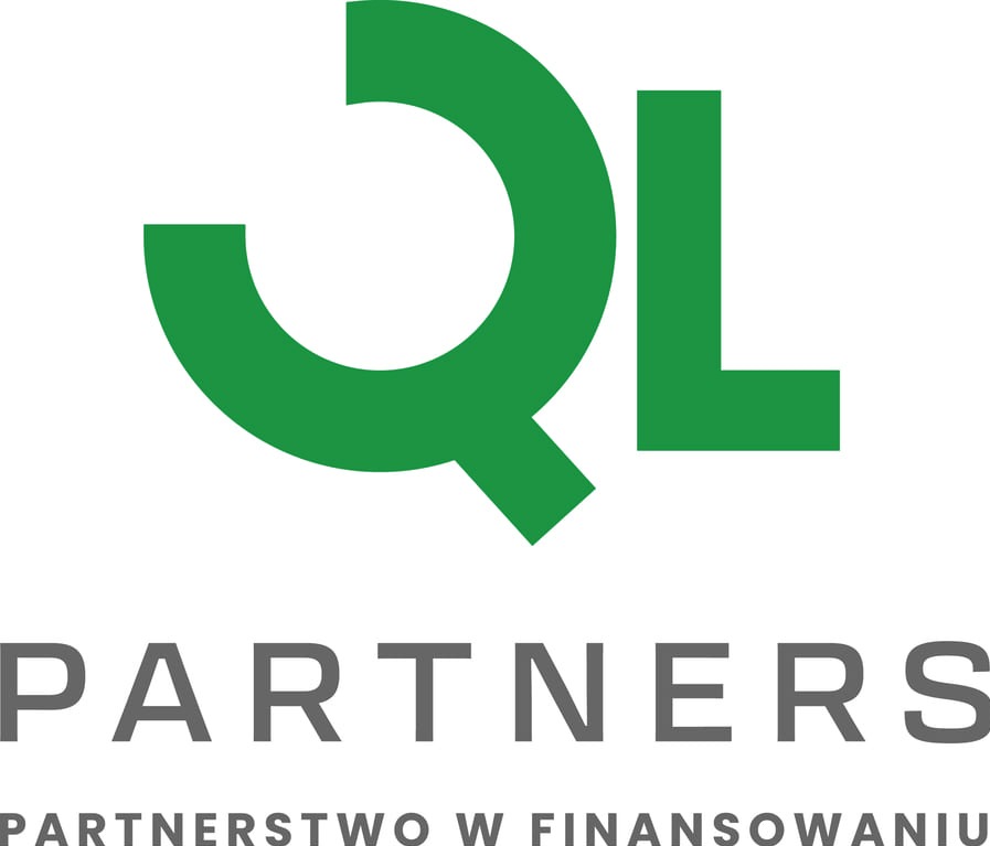 Zielone logo QL Partners z szarym napisem 'Partnerstwo w finansowaniu' na białym tle. Minimalistyczny design.
