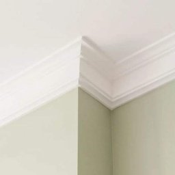 Kossako adrian kossakowski - Detal wykończenia wnętrza: biała listwa dekoracyjna na styku sufitu i ściany w odcieniach zieleni. Kąt ujęcia podkreśla precyzję wykonania.