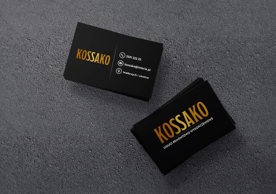 Dwie czarne wizytówki z złotym napisem KOSSAKO na szarym, teksturowanym tle. Jedna wizytówka z danymi kontaktowymi, druga z dopiskiem: USŁUGI REMONTOWO-WYKOŃCZENIOWE.