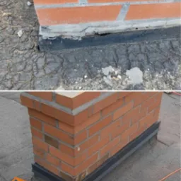 Komparacja: zniszczona obróbka komina vs. nowa, szczelna obróbka blacharska. Czerwona cegła i szara blacha na dachu pokrytym papą.