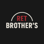 Minimalistyczne logo firmy RET Brother's na czarnym tle. Biały napis 'BROTHER'S' pod czerwonym skrótem 'RET' umieszczonym w półokręgu.