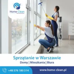 Dwie kobiety w uniformach czyszczą okna w jasnym pomieszczeniu biurowym. Jedna używa ściągaczki, druga spryskiwacza. Widoczne biurowe meble w tle.