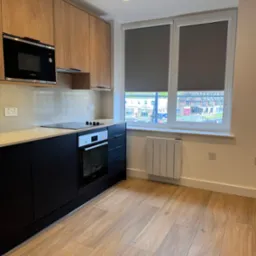 roleta materiałowa przyszybowa typu perfect fit, w kasecie z prowadnicami