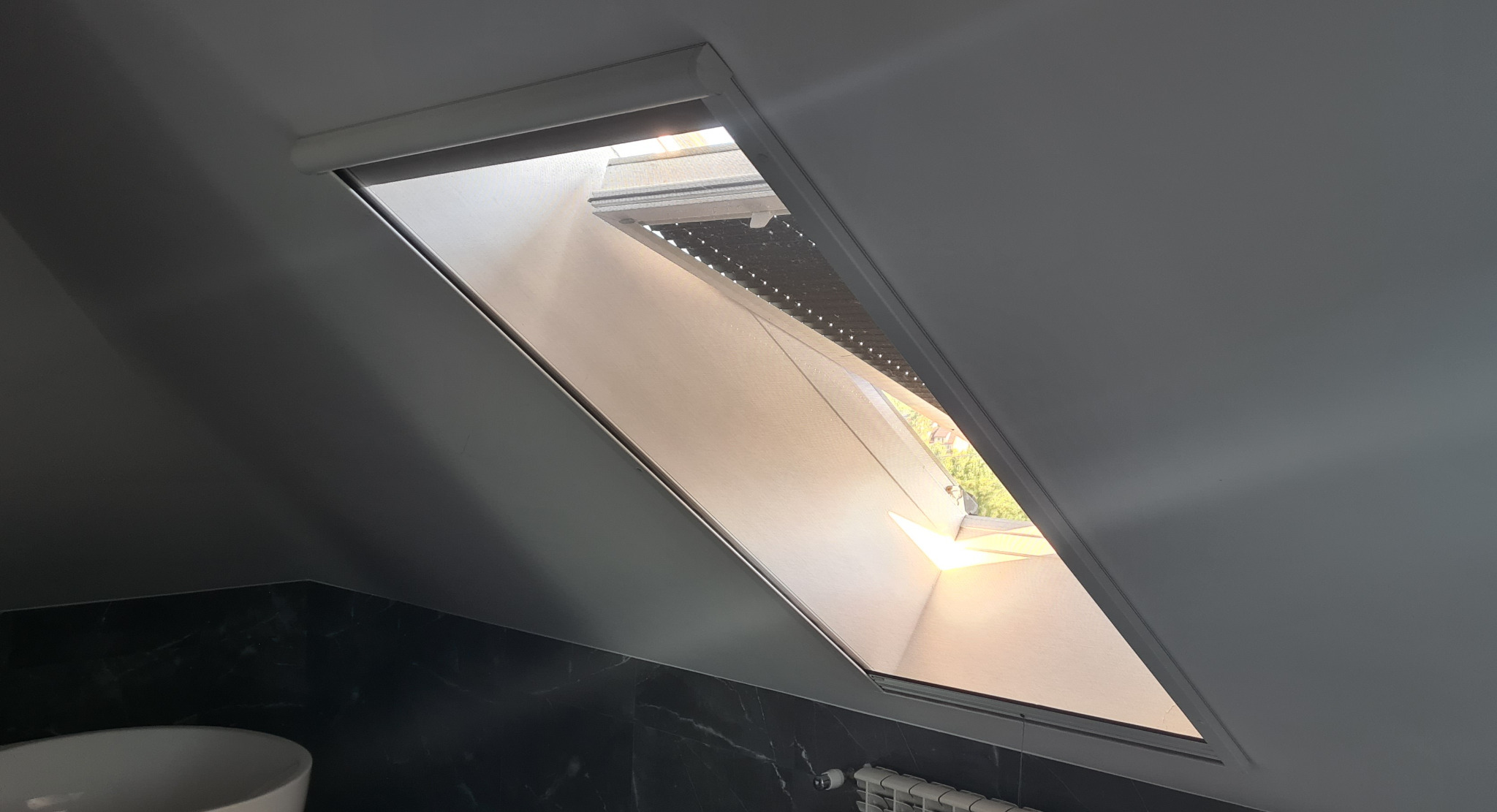 moskitiera i żaluzja plisowana do okna dachowego