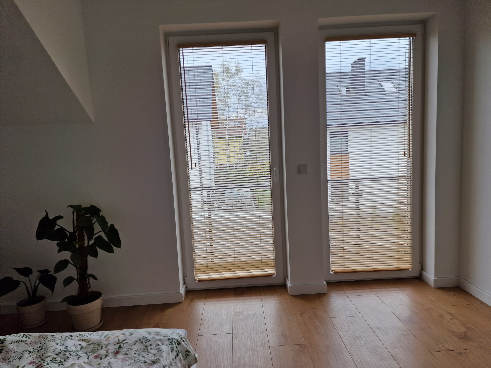 żaluzja 25mm bambusowa montowana w świetle szyby z prowadzeniem żyłkowym